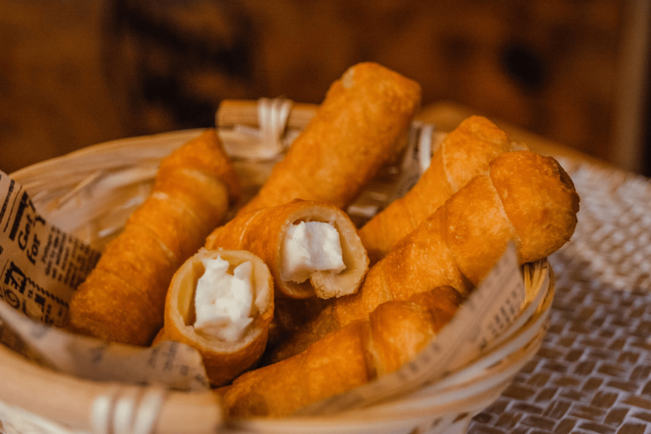 Tequeños de harina rellenos de queso