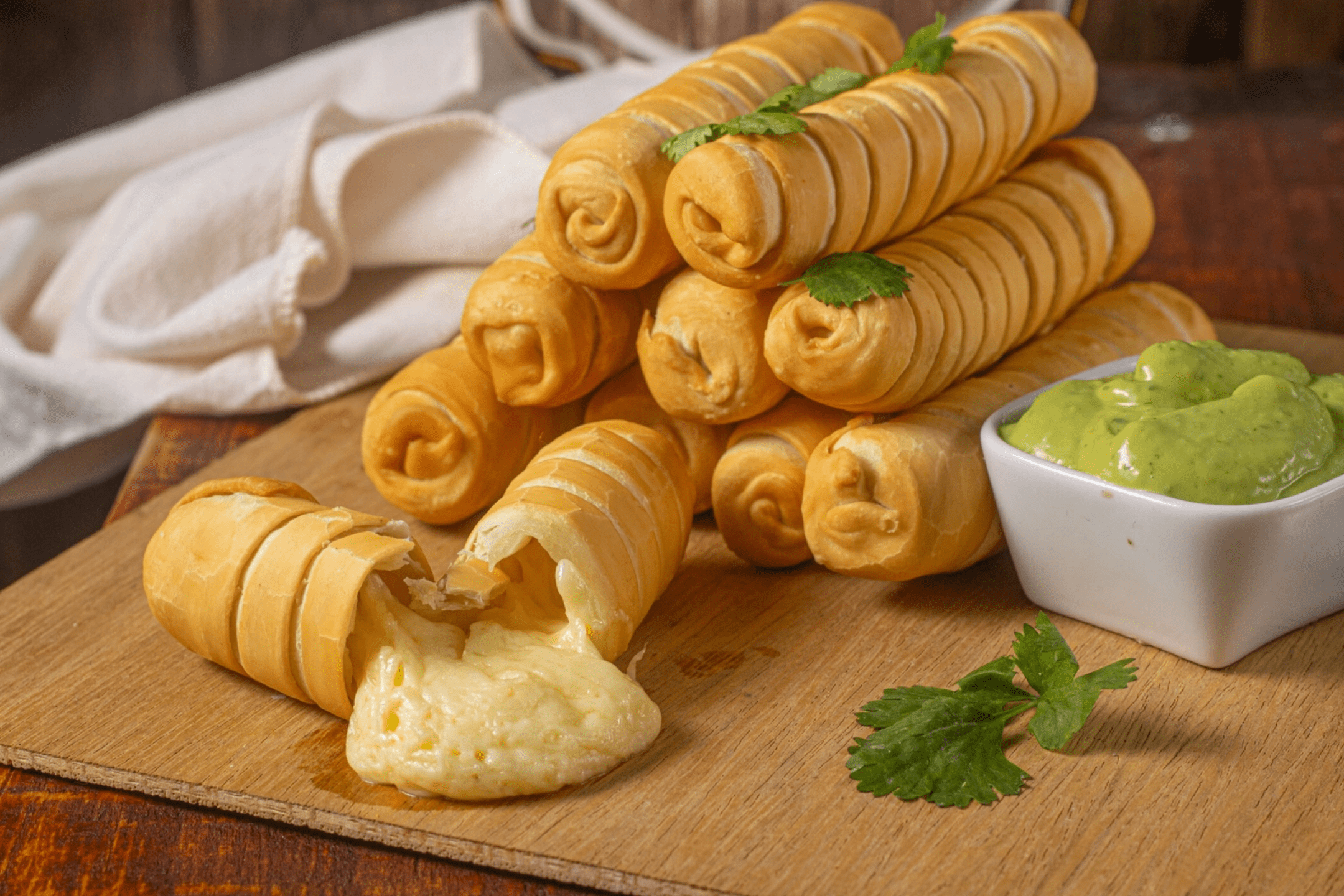 Tequeños de harina rellenos de queso